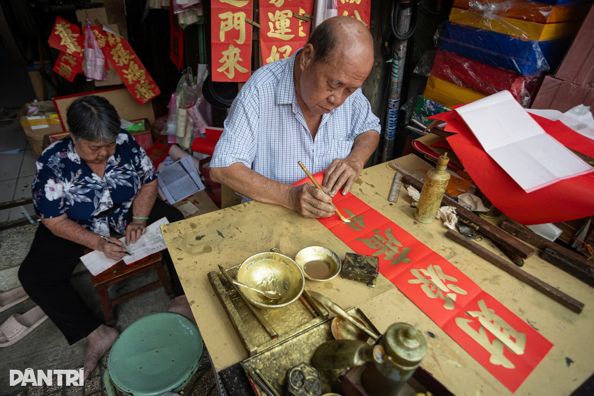 Những nghệ nhân viết liễn xuân hiếm hoi còn lại ở TPHCM - 9 Những nghệ nhân viết liễn xuân hiếm hoi còn lại ở TPHCM - 9