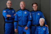 Tỷ phú Jeff Bezos bay vào vũ trụ thành công