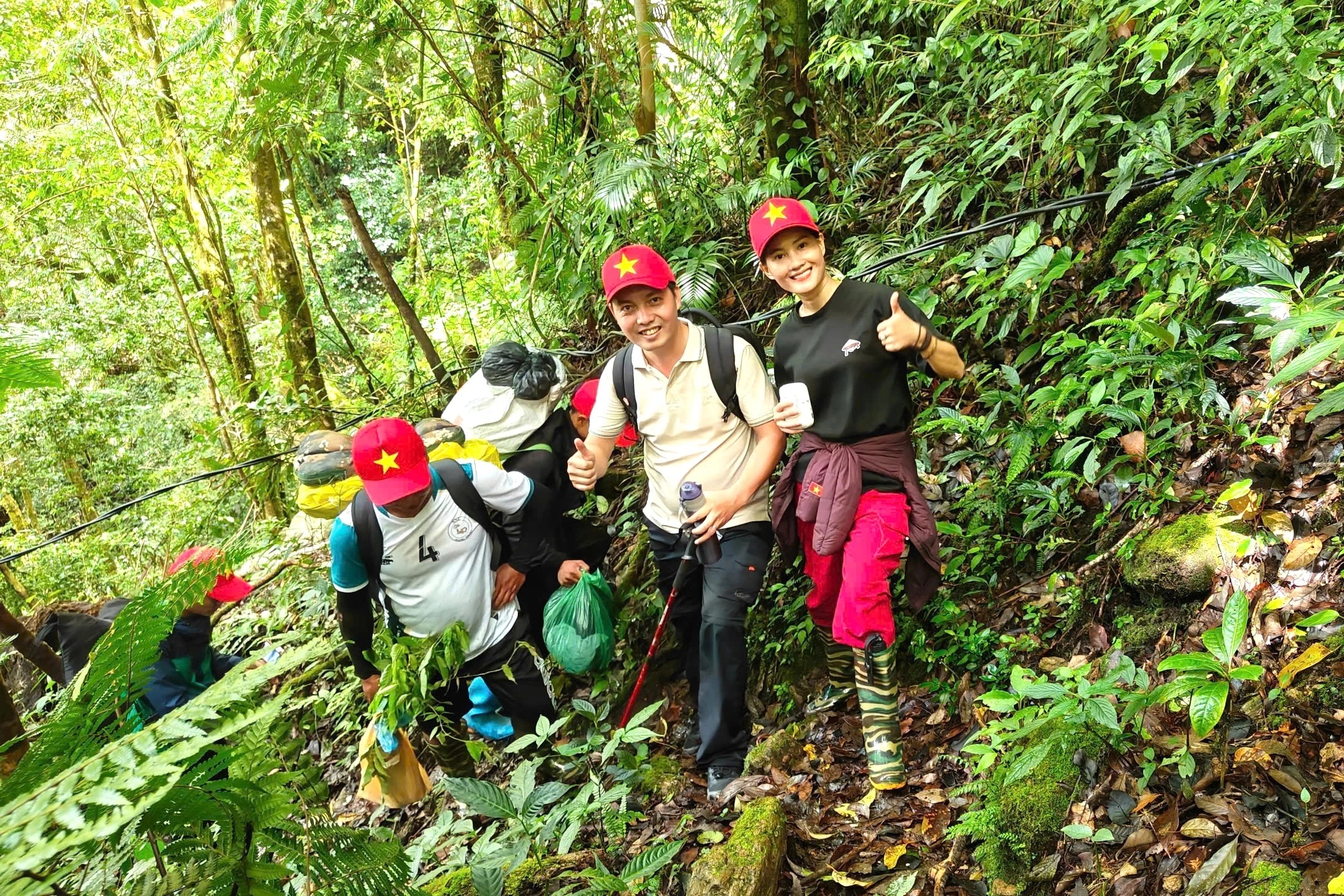 Journey to conquer Ngoc Linh peak - the roof of the South by a female teacher - 2 Hành trình chinh phục đỉnh Ngọc Linh - nóc nhà miền Nam của nữ giáo viên - 2