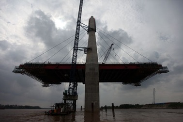 Dự án cầu Nhật Tân: Không còn đường lùi cho tiến độ mặt bằng