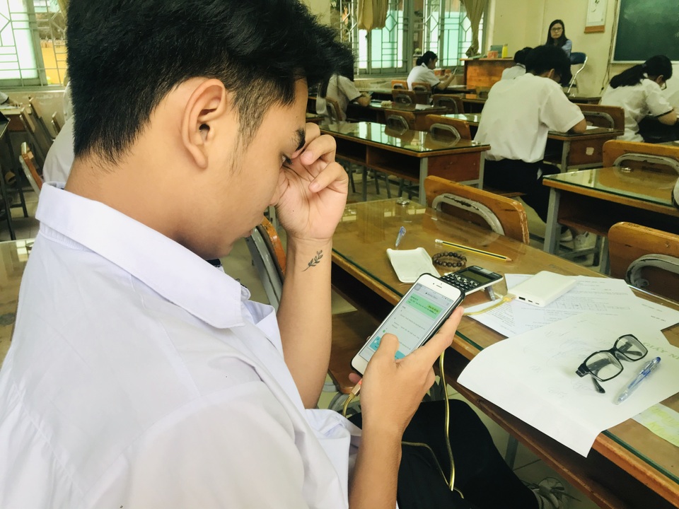 Học trò làm bài kiểm tra trên điện thoại: Ngăn kẻ gian lận đóng thế - 2 Học trò làm bài kiểm tra trên điện thoại: Ngăn kẻ gian lận đóng thế - 2