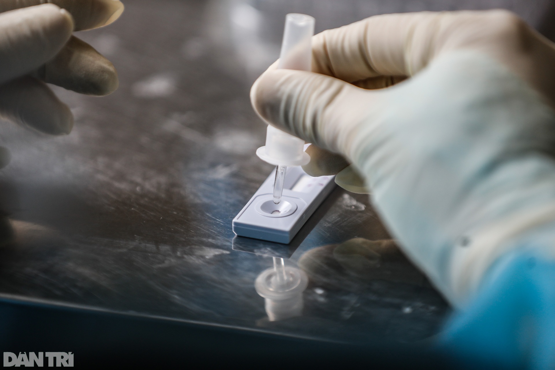 Người cao tuổi, mắc nhiều bệnh nền xúc động khi được tiêm vắc xin Covid-19 - 9