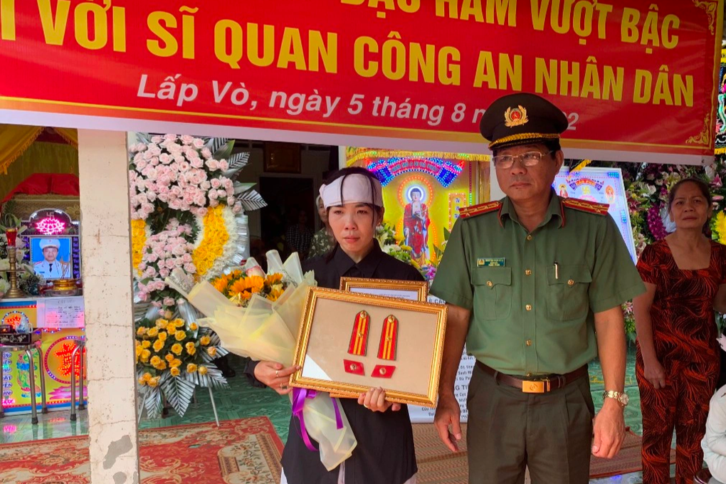 Thăng hàm Thiếu tá cho Phó đội trưởng hy sinh khi truy bắt tội phạm - 1 Thăng hàm Thiếu tá cho Phó đội trưởng hy sinh khi truy bắt tội phạm - 1
