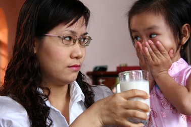 Vì sao nhiều mẹ Việt luôn “nhồi, ép” con ăn?