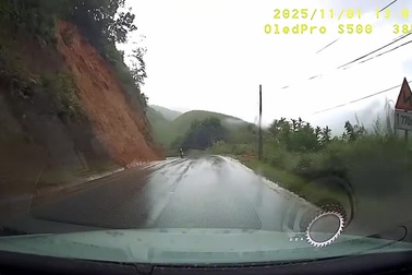 Xe bán tải vượt ẩu ở góc đường cong, suýt gây tai nạn đối đầu