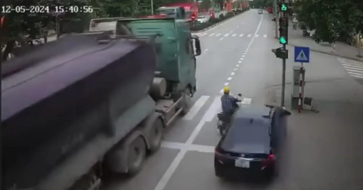 Xe con đi như mất phanh, đẩy người đi xe máy lao vào ô tô tải