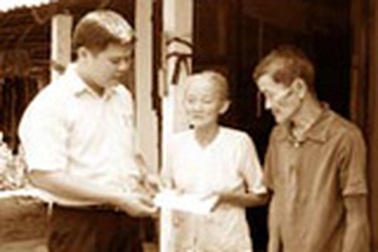 Ông già mù hơn 50 năm trèo cây kiếm sống