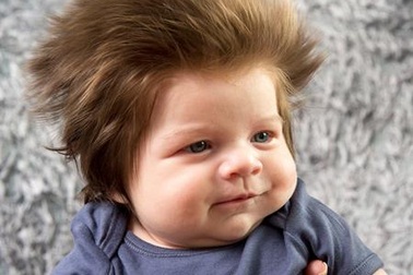 Gặp em bé 9 tuần tuổi với mái tóc dài dựng ngược siêu dễ thương