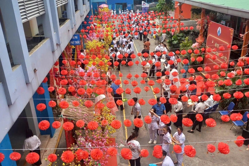 Bệnh nhân chạy thận, trẻ nhỏ vui xuân trong viện: Năm nay đã đủ đồ ăn Tết - 5 Bệnh nhân chạy thận, trẻ nhỏ vui xuân trong viện: Năm nay đã đủ đồ ăn Tết - 5