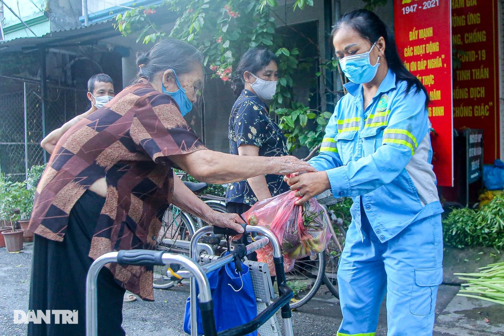 Sạp rau miễn phí của hai nữ công nhân môi trường Hà Nội - 6 Sạp rau miễn phí của hai nữ công nhân môi trường Hà Nội - 6