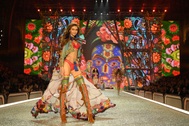 Em cô Kim gợi cảm khoe dáng trong show của Victoria's Secret