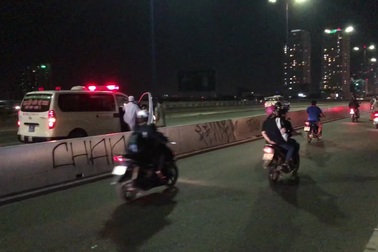 Trắng đêm tìm nam thanh niên nhảy cầu Sài Gòn