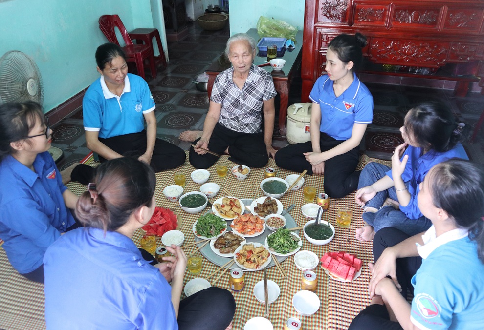 Tháng Bảy, xúc động những bữa cơm tri ân thân nhân liệt sĩ - 8 Tháng Bảy, xúc động những bữa cơm tri ân thân nhân liệt sĩ - 8