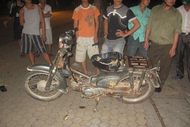 Một người đàn ông đột tử bên quán nước   