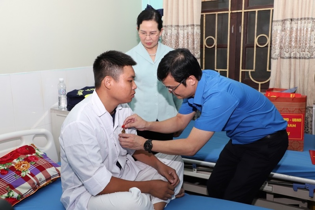 Trao huy hiệu Tuổi trẻ dũng cảm cho chiến sĩ cứu 6 người trong đám cháy - 2 Trao huy hiệu Tuổi trẻ dũng cảm cho chiến sĩ cứu 6 người trong đám cháy - 2