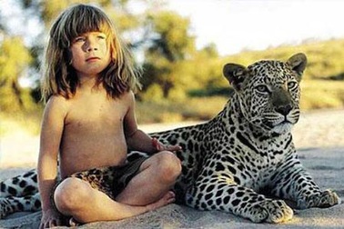 Tuổi thơ hoang dã của “cô bé người rừng” qua ảnh