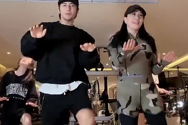 Cuộc sống vui vẻ của "bom sex" Chung Lệ Đề bên chồng trẻ kém 12 tuổi