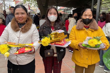 Du khách trẩy hội ngày đầu năm tại ngôi đền thiêng ở xứ Nghệ