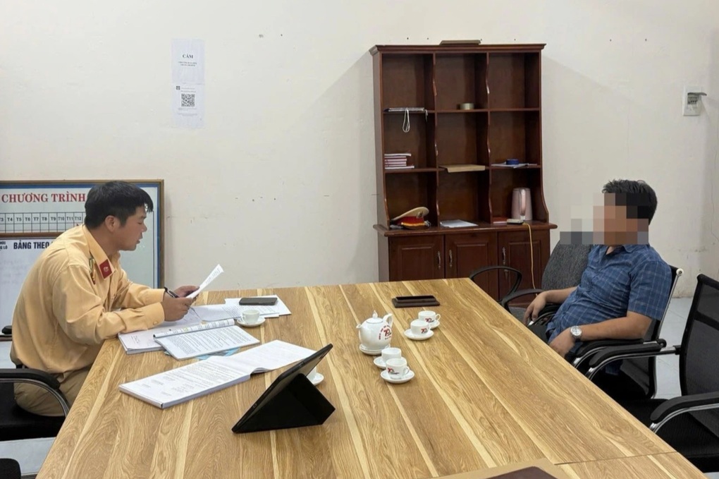 Dừng ô tô trên đường cao tốc để thay lốp, tài xế bị phạt 13 triệu đồng - 2 Dừng ô tô trên đường cao tốc để thay lốp, tài xế bị phạt 13 triệu đồng - 2