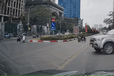 Va chạm nghiêm trọng do tài xế ô tô thiếu quan sát gặp xe máy đi ẩu