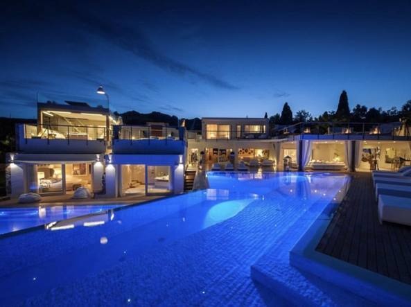 Triệu phú chất lừ: Sở hữu tài sản 400 triệu USD, bạn gái kém 27 tuổi - 4 Triệu phú chất lừ: Sở hữu tài sản 400 triệu USD, bạn gái kém 27 tuổi - 4