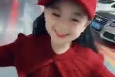 Vũ đạo đáng yêu của bé gái với gương mặt xinh xắn khiến nhiều người thích thú