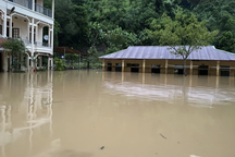 Trường bị nước lũ bủa vây, hơn 200 học sinh phải nghỉ học