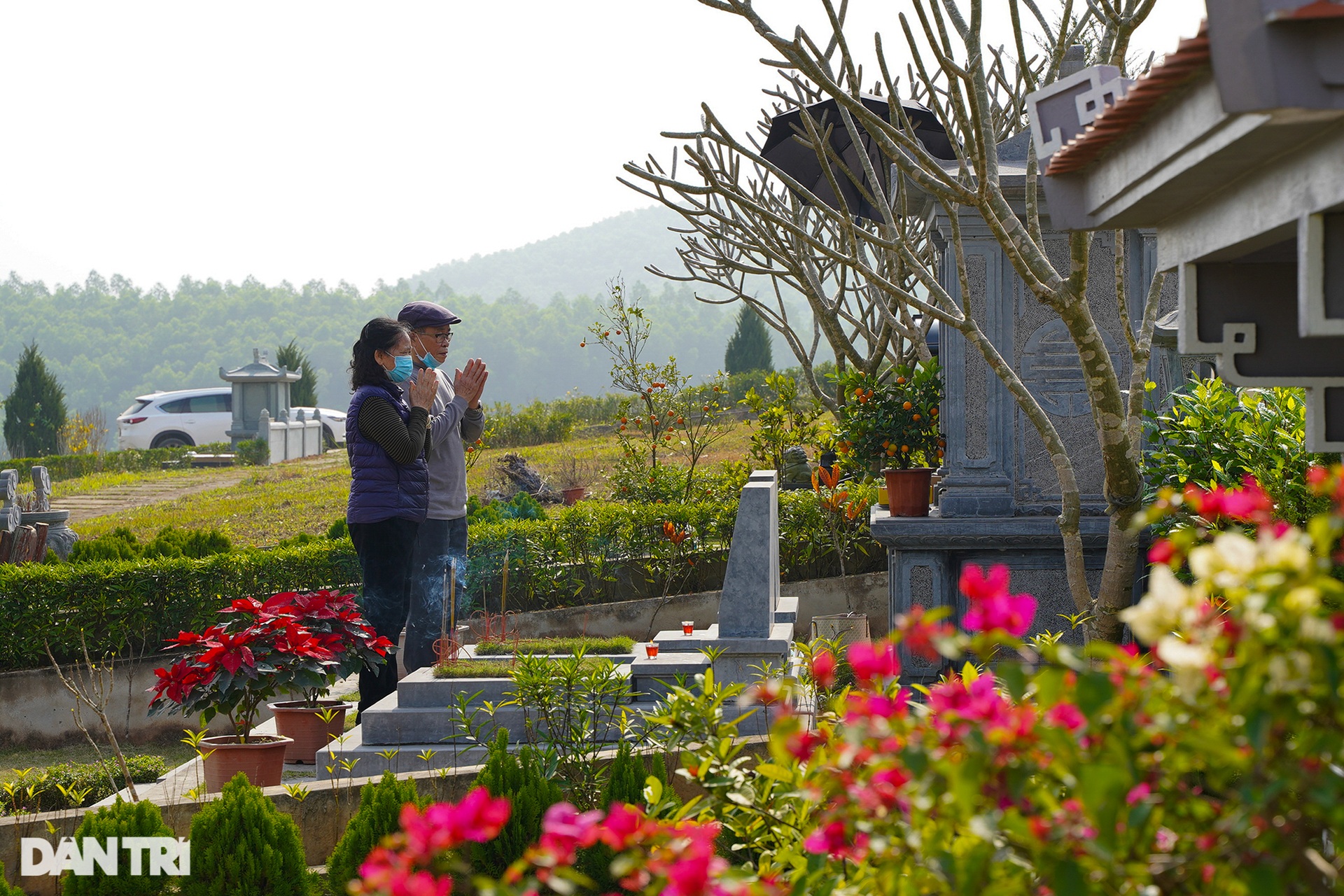 Người dân tấp nập đi tảo mộ dịp cuối năm - 6 Người dân tấp nập đi tảo mộ dịp cuối năm - 6