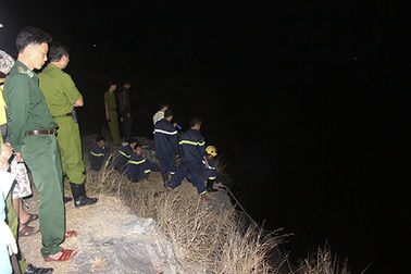Cắm trại du xuân, một thanh niên rơi xuống vực sâu