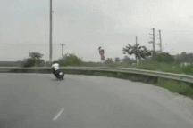 Nổi bật tuần qua: Không giảm tốc độ khi vào cua, thanh niên lĩnh "kết đắng"