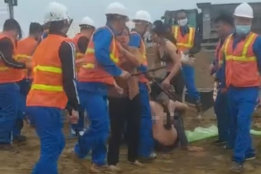 Công an điều tra vụ nhóm phụ nữ mặc áo ngực la hét ở công trường