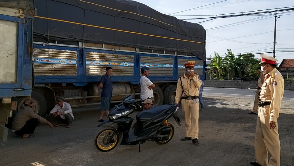 Bị yêu cầu kiểm tra xe, tài xế khóa cửa... mắc võng nằm ngủ - 2 Bị yêu cầu kiểm tra xe, tài xế khóa cửa... mắc võng nằm ngủ - 2
