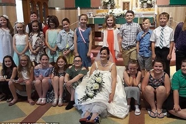 Đám cưới với dàn khách mời 80 học sinh tiểu học của cô giáo Mỹ