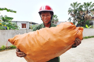 Gặp “Shipper 0 đồng” giúp giải cứu khoai lang ế ẩm cho bà con