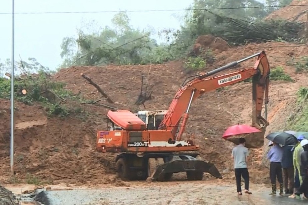 Mưa lớn gây sạt lở, tắc đường nhiều nơi - 6 Mưa lớn gây sạt lở, tắc đường nhiều nơi - 6