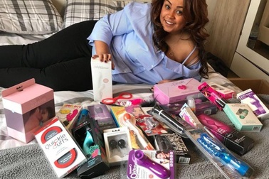 Gái độc thân mạnh dạn chi tiền khủng mua đồ chơi tình dục dịp Valentine