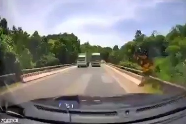Rợn người khoảnh khắc xe khách liều lĩnh vượt ẩu trên cầu hẹp