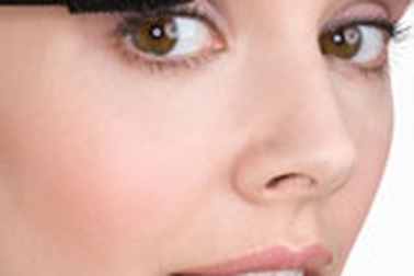 Cẩn thận với thuốc làm dài mi