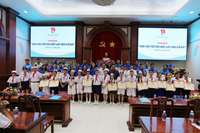 Tiền Giang: Đại biểu Quốc hội gặp gỡ thiếu nhi và tuyên dương giáo viên trẻ tiêu biểu năm 2020 - Ảnh 1.