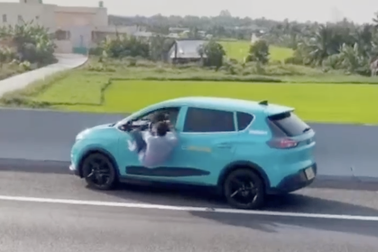 Người chui qua cửa taxi trên cao tốc TPHCM - Trung Lương có tâm lý bất ổn