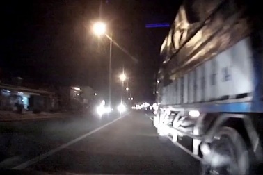Xe tải "cúp" đầu xe con trên cao tốc