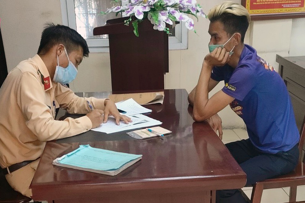 Hà Nội: Xin vượt không được, tài xế xe tải lạng lách, chặn đầu ô tô con - 1 Hà Nội: Xin vượt không được, tài xế xe tải lạng lách, chặn đầu ô tô con - 1