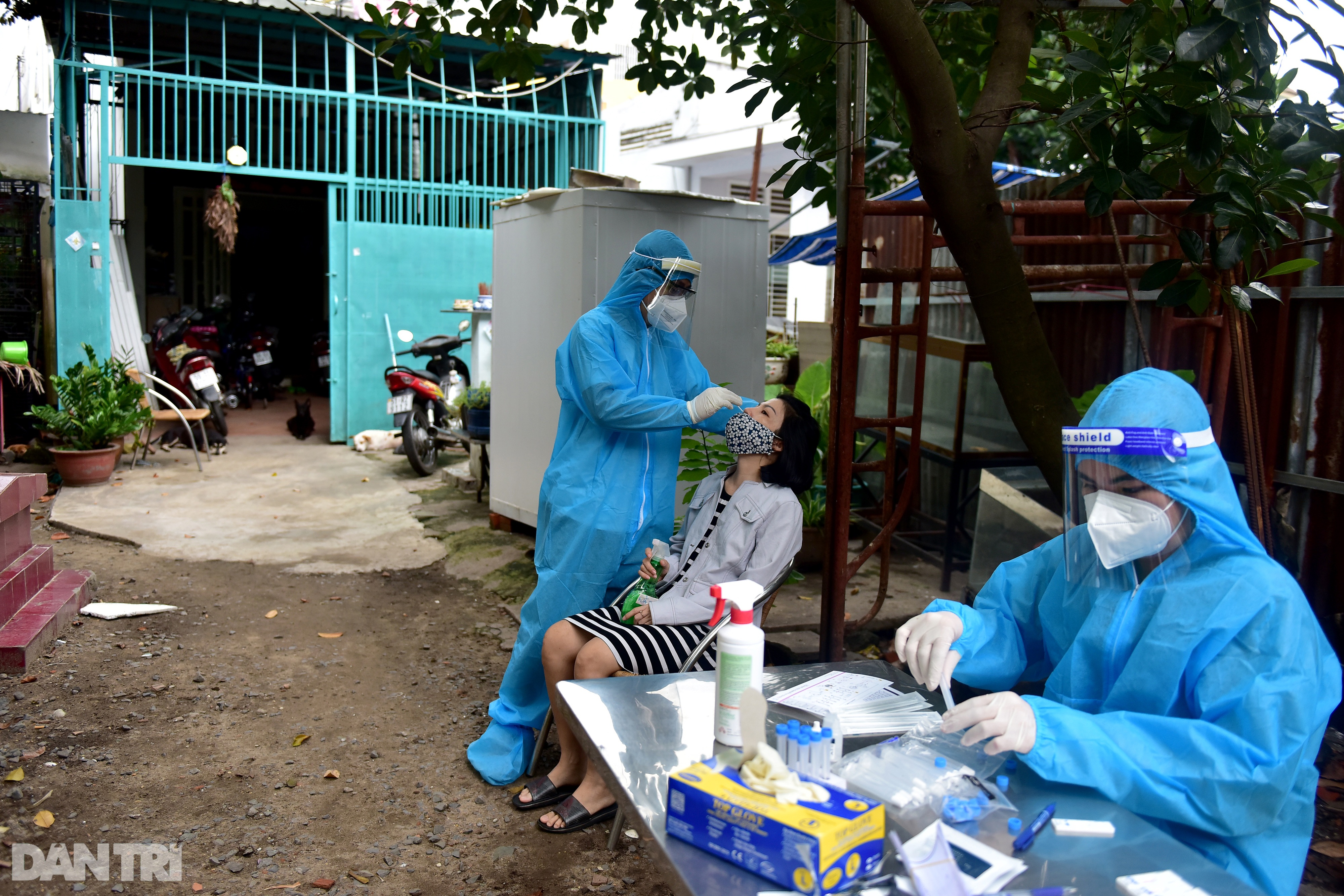 Chiến sĩ Quân y hướng dẫn người dân TPHCM làm test nhanh tại nhà - 12 Chiến sĩ Quân y hướng dẫn người dân TPHCM làm test nhanh tại nhà - 12