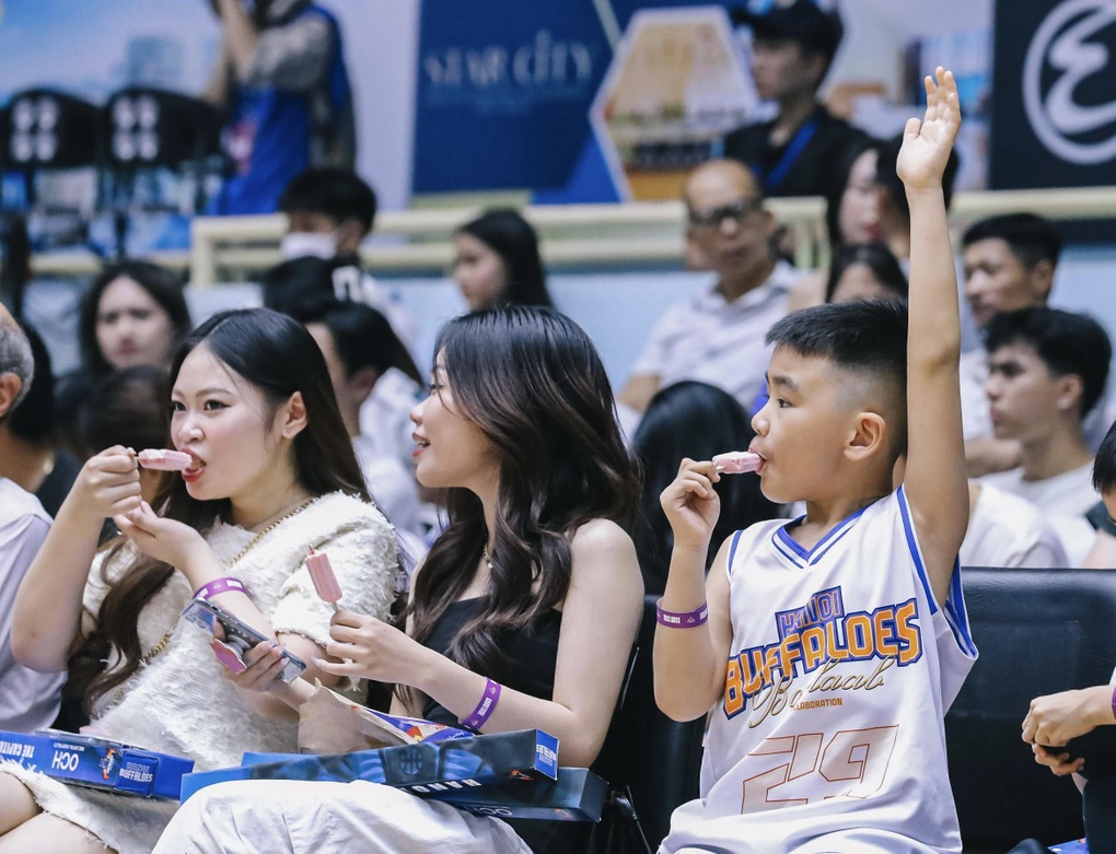 Hanoi Buffaloes và Kem Tràng Tiền tặng người hâm mộ bữa tiệc giải trí đặc sắc - 2 Hanoi Buffaloes và Kem Tràng Tiền tặng người hâm mộ bữa tiệc giải trí đặc sắc - 2