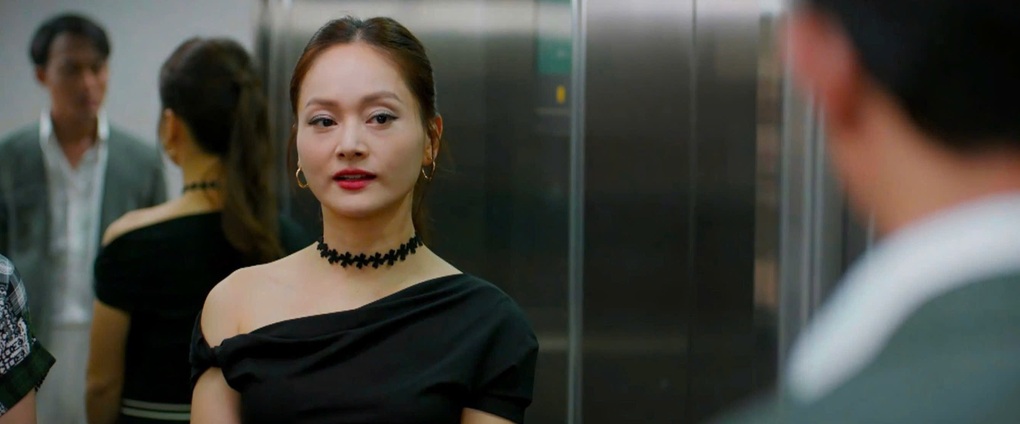 Lan Phương diễn lên đồng nhưng vẫn gây tranh cãi trong phim giờ vàng VTV - 2 Lan Phương diễn lên đồng nhưng vẫn gây tranh cãi trong phim giờ vàng VTV - 2