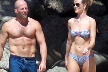 “Người vận chuyển” khoe cơ bắp bên bạn gái siêu mẫu