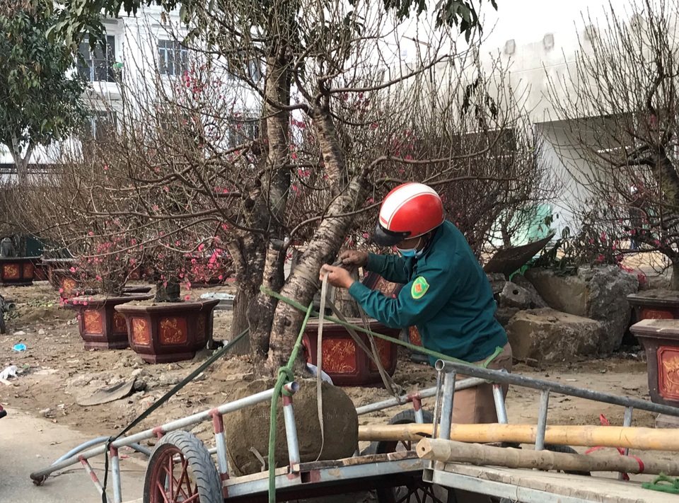 Mướt mồ hôi chuyển Tết tới mọi nhà, shipper có thêm niềm vui về thu nhập - 3 Mướt mồ hôi chuyển Tết tới mọi nhà, shipper có thêm niềm vui về thu nhập - 3