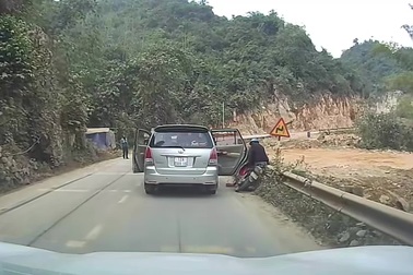 Người trên ô tô mở cửa bất cẩn, xô ngã người đi xe máy