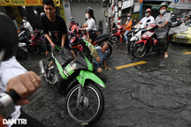 Người dân ngã nhào trên con đường cứ mưa là... ngập