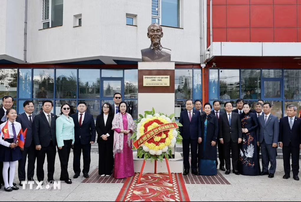 Chủ tịch Quốc hội thăm trường mang tên Chủ tịch Hồ Chí Minh tại Mông Cổ - 1 Chủ tịch Quốc hội thăm trường mang tên Chủ tịch Hồ Chí Minh tại Mông Cổ - 1